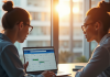 Deux professionnels collaborant sur un bureau lumineux avec calendrier Outlook