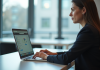 Femme d'affaires au bureau utilisant son ordinateur portable