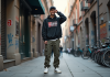 Jeune homme en streetwear dans une ville dynamique