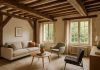 Salon rénové avec poutres apparentes et mobilier moderne