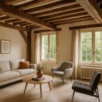Salon rénové avec poutres apparentes et mobilier moderne