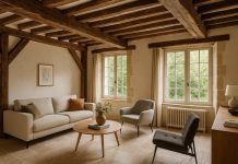Salon rénové avec poutres apparentes et mobilier moderne